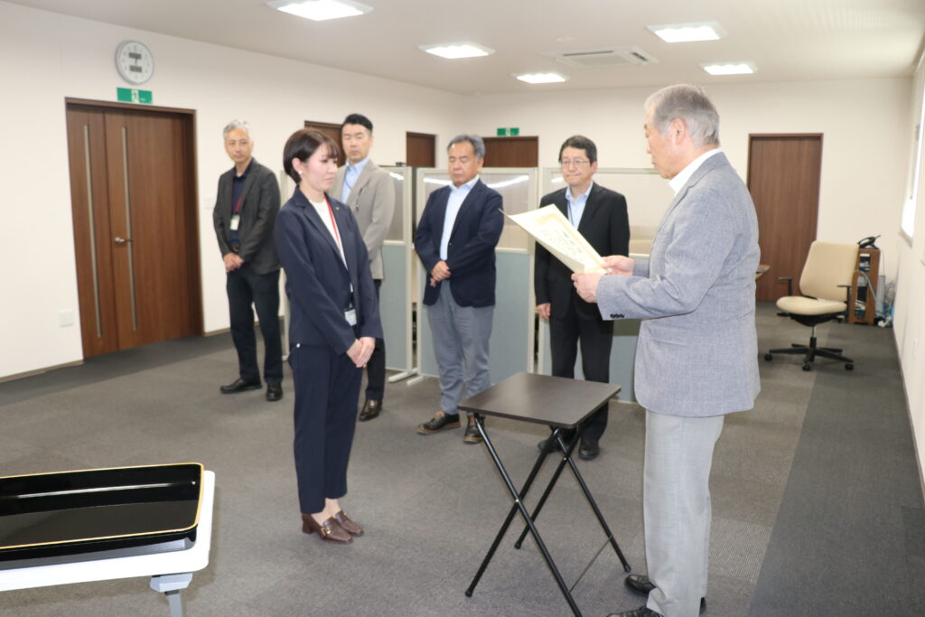 2025年度がん征圧全国大会が9月19日（金）に兵庫県で開催されました。シンポジウム等の開催のほか、日本対がん協会支部の永年勤続表彰等の表彰が行われ、がん検診やがんの啓発活動への長年の功労が認めれた施設健診課課長の箭内綾華さんが「永年勤続表彰」を受賞いたしました。