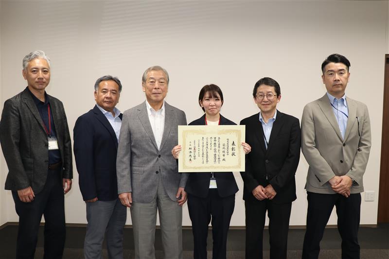 （左から）浦山総括監、小倉専務、鈴木会長、箭内綾華、中村副会長、佐藤局長